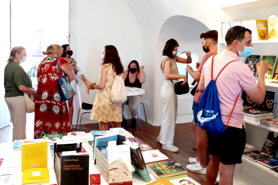 Imagen de visitantes de la Feria del Libro de Cádiz