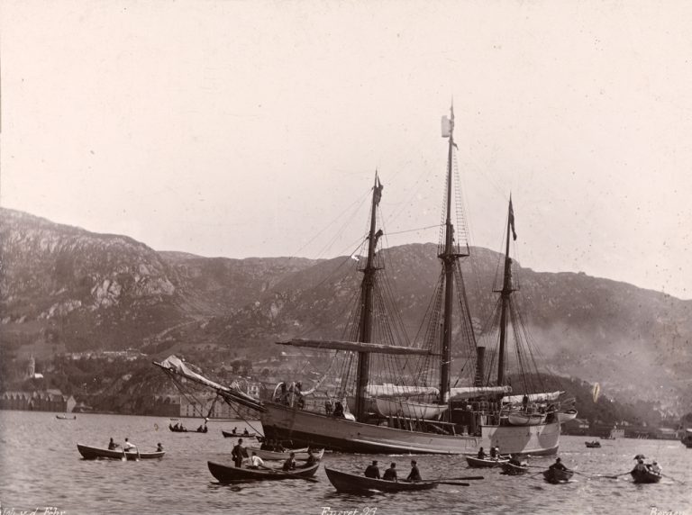 Imagen del barco Fram en Bergen en 1893. Dominio Püblico.