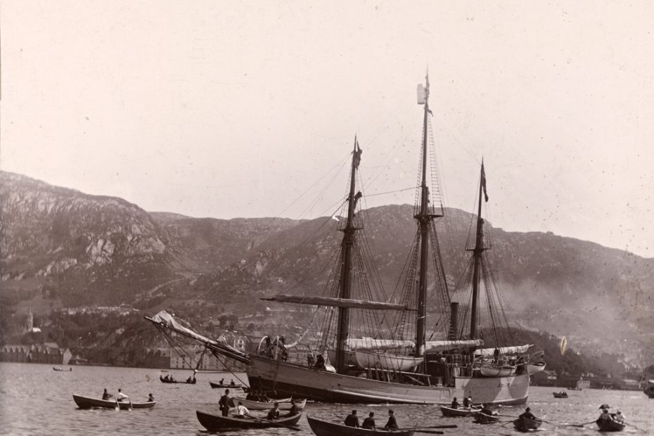 Imagen del barco Fram en Bergen en 1893. Dominio Püblico.