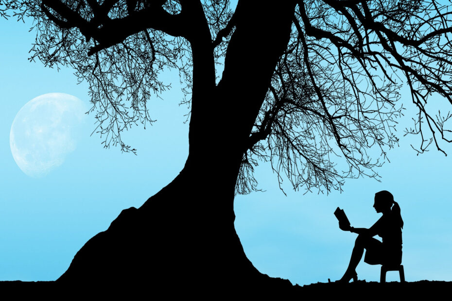 Imagen de una mujer leyendo bajo un árbol